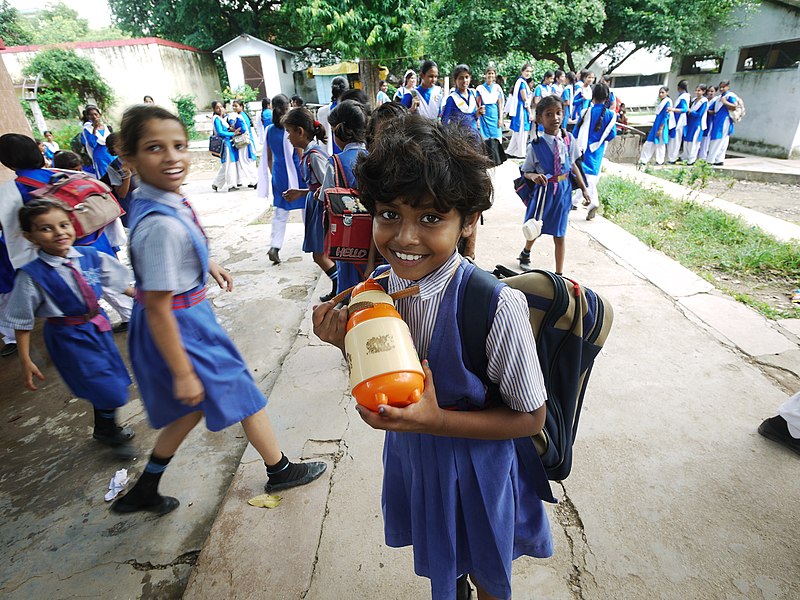 File:Girl with thermos (6146885106).jpg