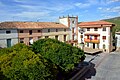 Vista de la Casa Grande, antiguo solar de los Ruiz de Castellblanque en Torrebaja (Valencia), con la nueva Casa Consistorial a la derecha.