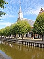 Heerenwal met hervormde kerk te Sloten