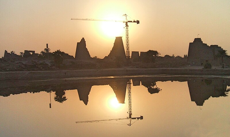 File:Karnak le lac sacré en 2007.jpg