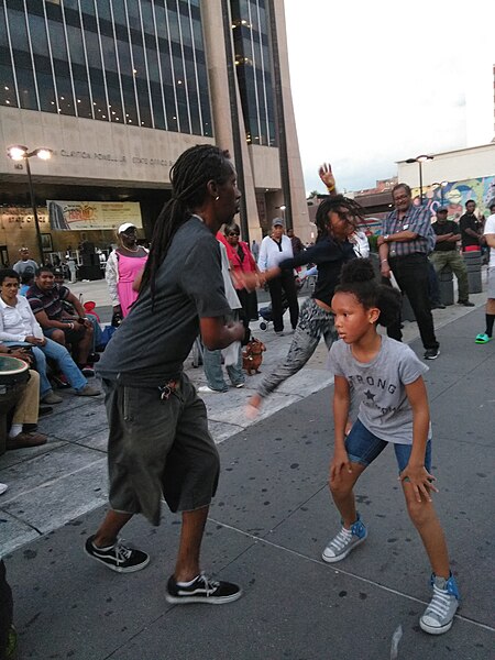 File:Street Performing in Harlem. NYC.jpg