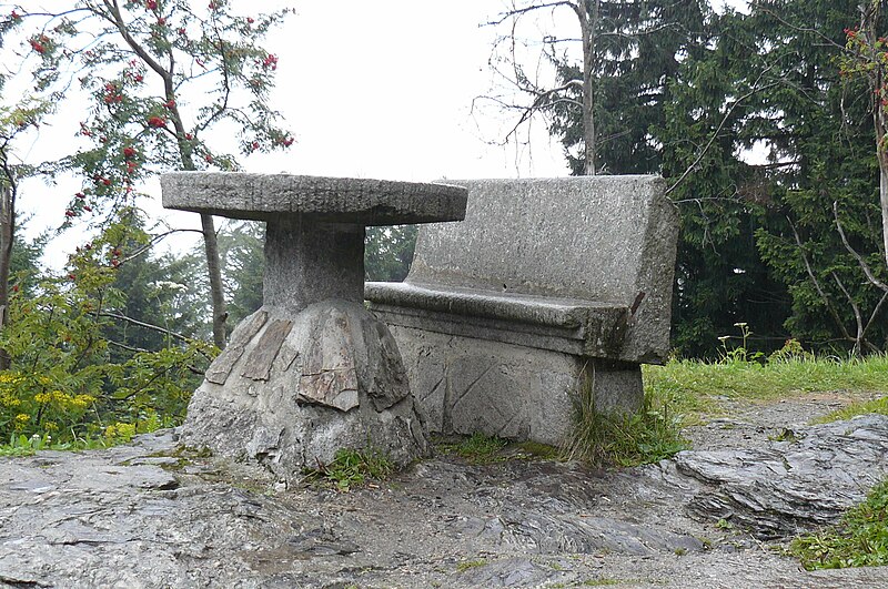 File:Bench Stepanka.JPG