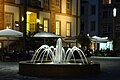 Brunnen am Alten Markt, im Hintergrund das Theater "TAM"