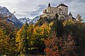 Schloss Tarasp mit Burghügel im Unterengadin. Tarasp Castle.