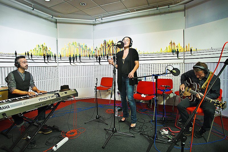 File:Marlango actuando en el nuevo estudio de Radio 3, 'Time line'.jpg