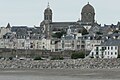 La Basse-Ville et l’église Saint-Paul depuis la grève de Hérel