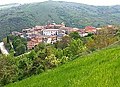 Faeto, un borgo appartenente alla minoranza francoprovenzale, con il Monte San Vito sullo sfondo