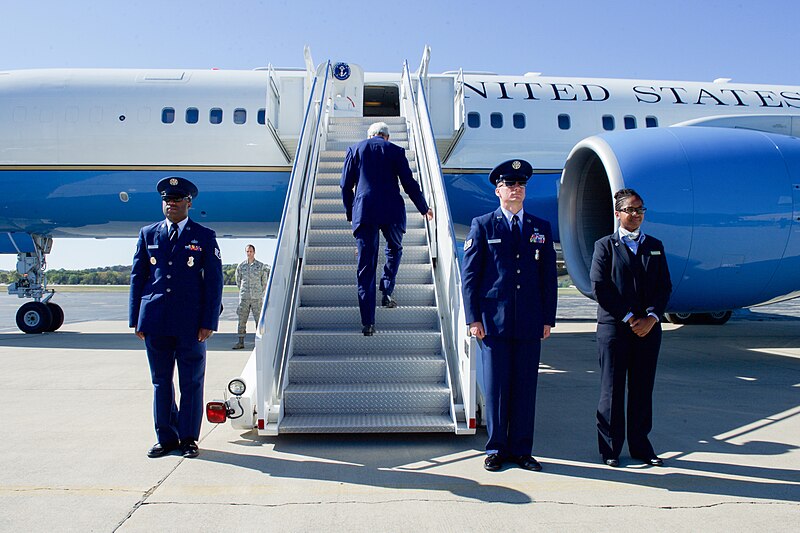 File:Secretary Kerry Departs Bloomington After Giving a Speech on U.S. Foreign Policy at Indiana University (22015140558).jpg