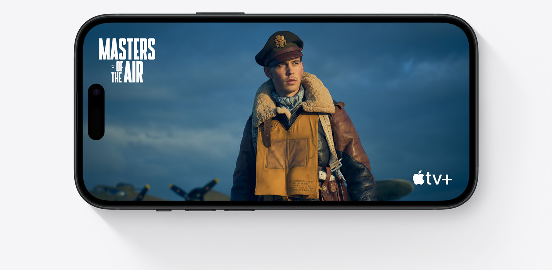 Хоризонтално ориентиран iPhone 15, на който се вижда сцена от популярния AppleTV  сериал “Господари на небето”.