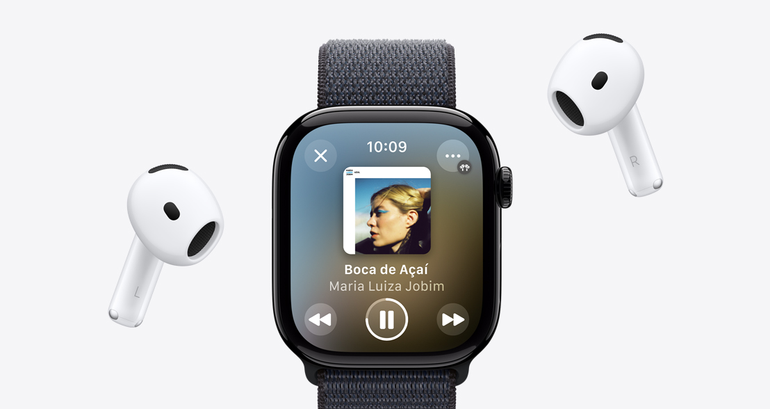 AirPods Pro em torno de um Apple Watch Series 9 com uma playlist do Apple Music tocando.