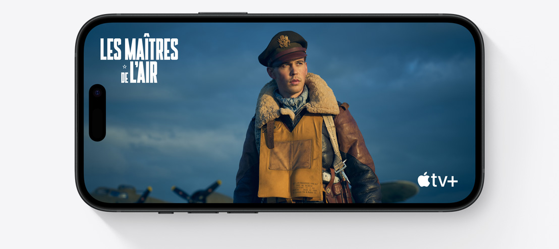 Écran d’iPhone 15 en orientation paysage montrant une scène de la série à succès Les Maîtres de l’air sur Apple TV .