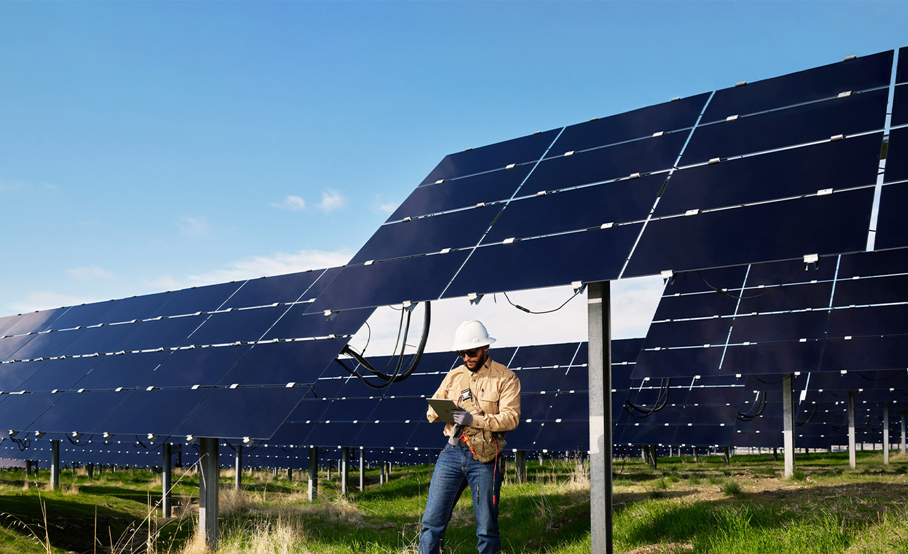 Un campo lleno de varias turbinas eólicas productoras de energía.