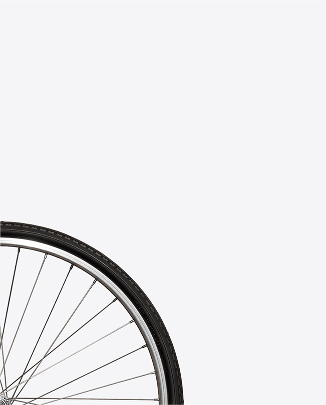 Et sykkelhjul mot en hvit bakgrunn.