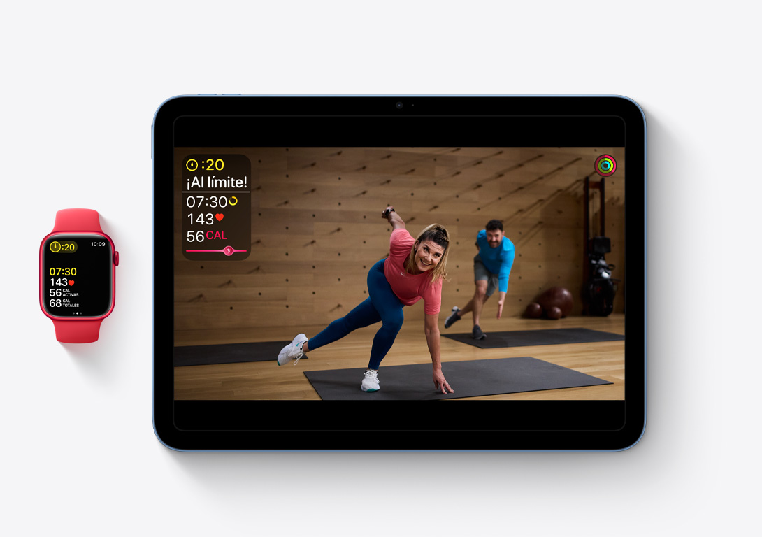 Imagen de un Apple Watch Series 9 junto a un iPad que destaca la posibilidad de registrar en el Apple Watch un entrenamiento de Apple Fitness  que se sigue en el iPad.