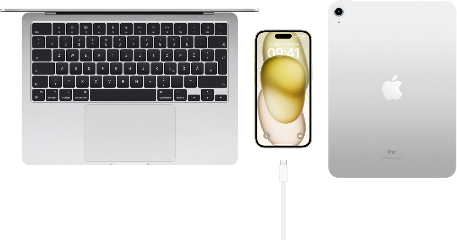 Draufsicht auf ein MacBook Pro, iPhone 15 mit USB-C Anschluss und iPad