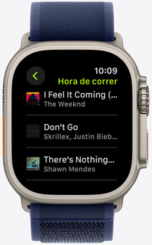 La pantalla de un Apple Watch muestra una playlist de Hora de Correr de Fitness  en Apple Music.