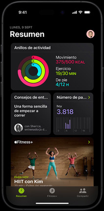 La pantalla de un iPhone muestra la pestaña Resumen de la app Fitness con los anillos de Actividad, Consejos de Entrenamiento, el número de pasos y entrenos recomendados de Fitness 