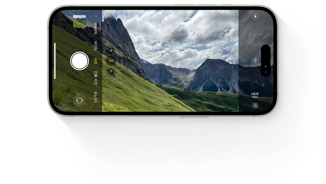 48MP 메인 카메라가 탑재된 iPhone 15의 모습