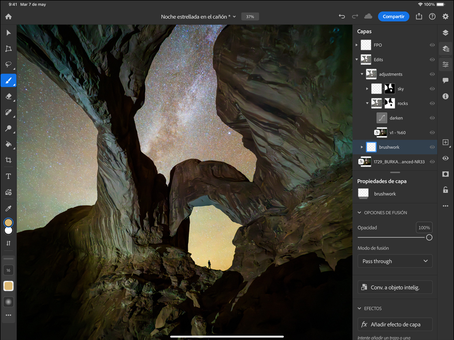 Posición horizontal, iPad Pro, se muestra una foto siendo editada, un cañón bajo un cielo estrellado