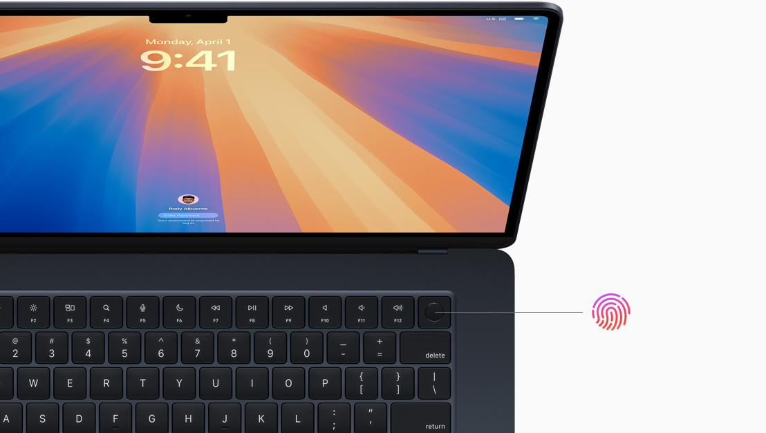 Atvērts MacBook Pro astromelnā krāsā, kurā tiek parādīta Touch ID pogas atrašanās vieta.