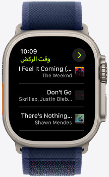 شاشة Apple Watch Ultra تعرض قائمة تشغيل من Apple Music من تمرين وقت الركض على  Fitness‏