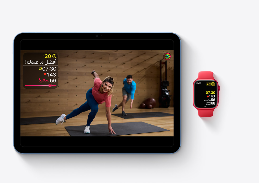 ساعة Apple Watch Series 9 بجانب iPad لتوضيح إمكانية تتبع تمارين  Apple Fitness في iPad من خلال Apple Watch.