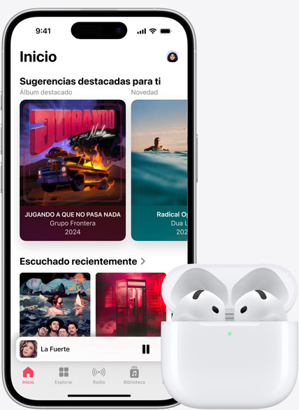 Imagen de un iPhone 15 reproduciendo una canción en Apple Music junto a un par de AirPods.