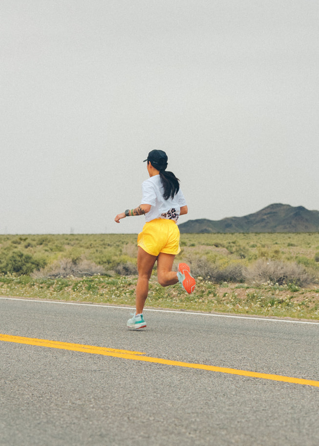 La corredora Kim Yee trota en la carretera.