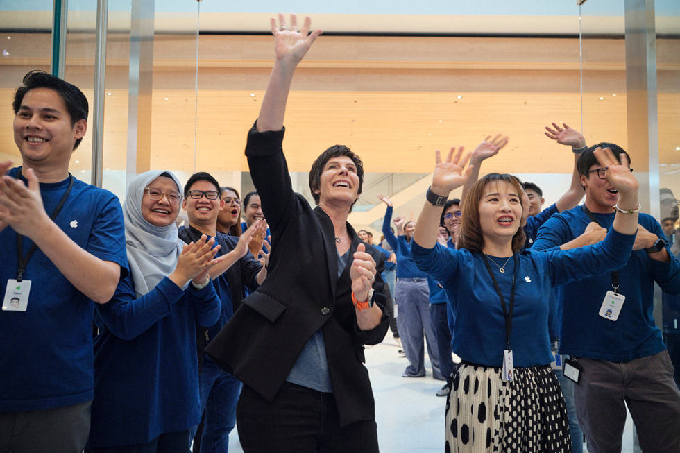 Deirdre O’Brien y el equipo de Apple celebrando en Apple The Exchange TRX.