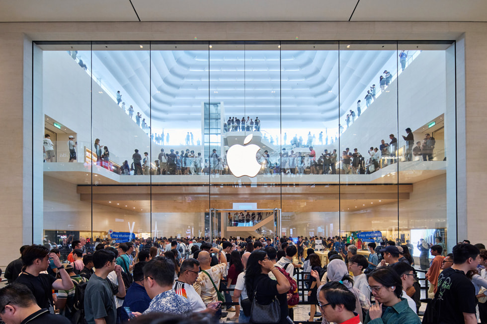 The line of customers at Apple The Exchange TRX.