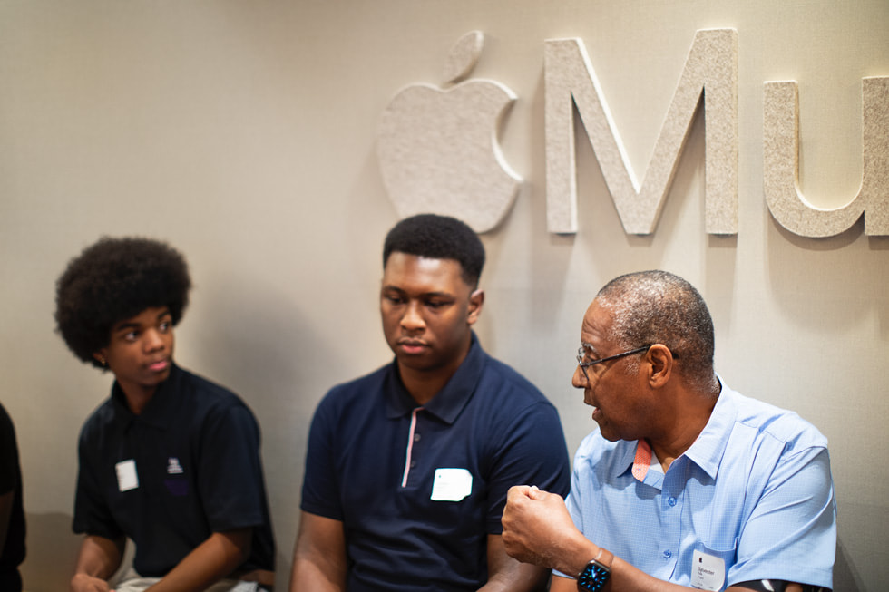 Desde la izquierda: los estudiantes Khalid Gray y Torrien Howard conversan con el profesor Sylvester Polk en Apple Music Nashville.