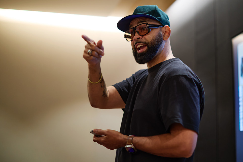 Prophet Guillory habla con los estudiantes en la oficina de Apple Music en Nashville.