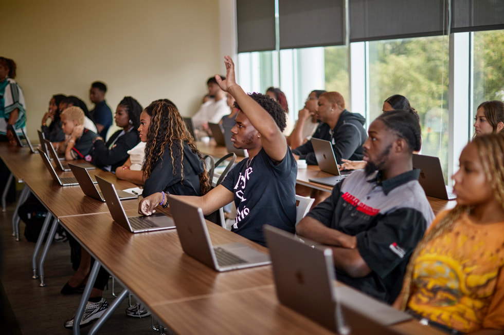 En el campus de la Universidad Estatal de Tennessee, los estudiantes se sientan en sus escritorios durante el programa Arts & Entertainment Industry Accelerator del PROPEL Center.