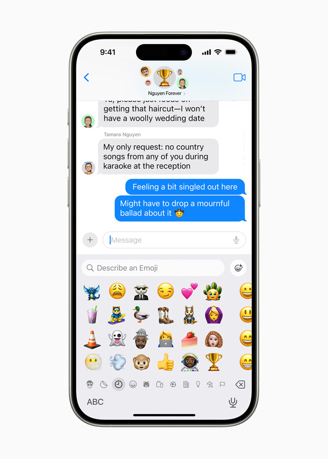 메시지 앱에서 사용자의 대화 내용을 바탕으로 한 다양한 Genmoji 옵션이 표시되어 있다.