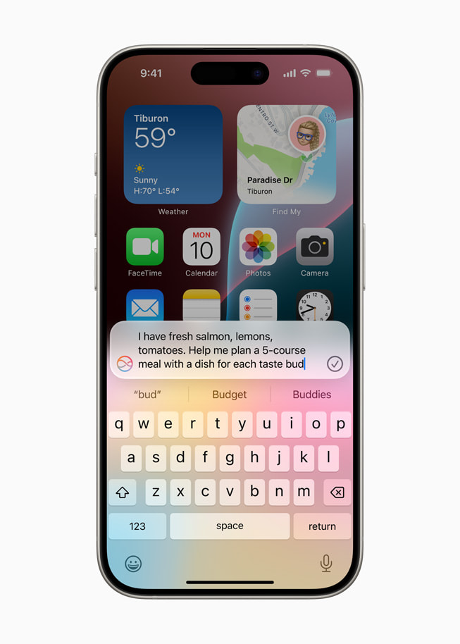 أحد مستخدمي iPhone 15 Pro يقوم بإدخال مطالبة إلى Siri تقول: "لدي سمك سلمون طازج وليمون وطماطم. ساعدني في التخطيط لإعداد وجبة مكونة من 5 أطباق بحيث يكون هناك طبق يناسب كل ذوق." 