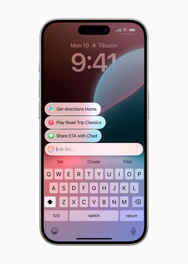 使用者在 iPhone 15 Pro 上對 Siri 打字。