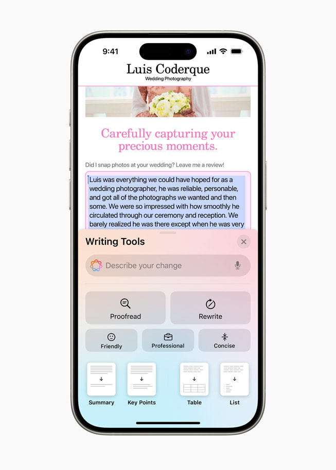 O iPhone 15 Pro mostra ferramentas de escrita embaixo de uma mensagem que está sendo redigida, com opções para revisar e reescrever.  