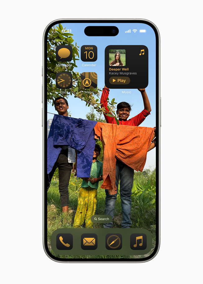 iPhone 15 Pro s ikonami aplikací a widgety s tónovaným efektem domovské obrazovky