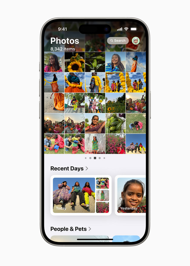 Ett bildrutnät och samlingar visas i appen Bilder på iPhone 15 Pro.