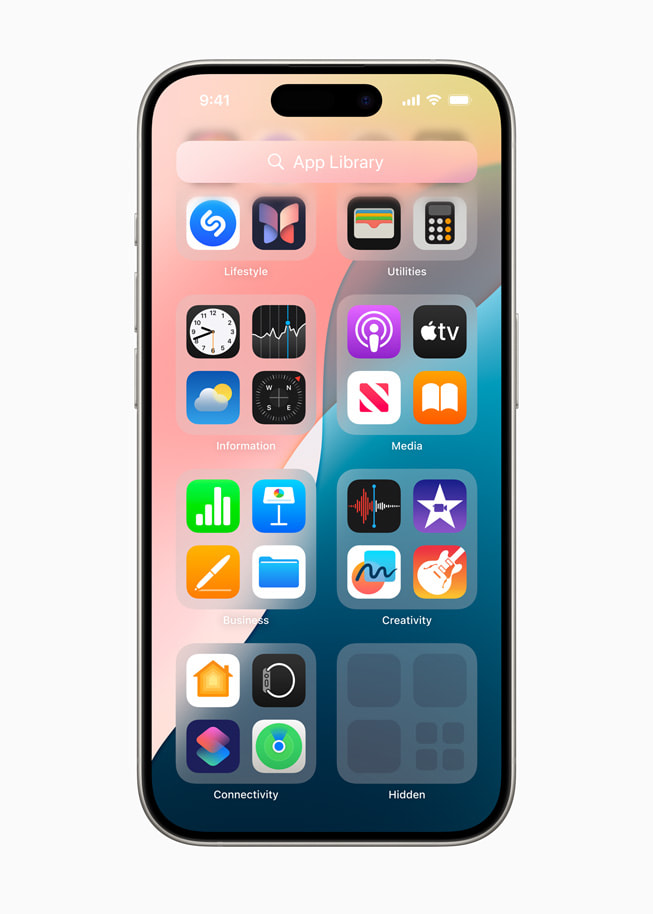 iPhone 15 Pro แสดงคลังแอปที่มีโฟลเดอร์ที่จัดไว้ให้โดยเฉพาะสำหรับแอปที่ซ่อนอยู่