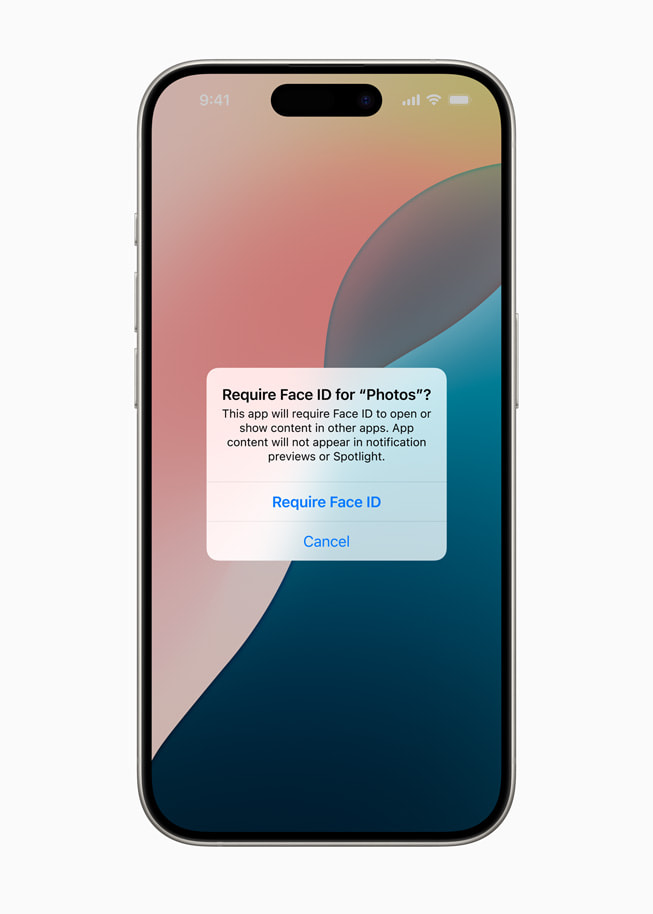 Ett meddelande visas på iPhone 15 Pro där användaren uppmanas att svara på om Face ID ska användas för appen Bilder.