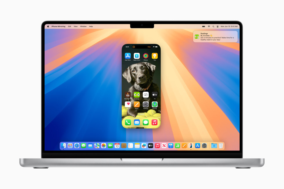 一名使用者利用 iPhone「鏡像輸出」功能，在自己的 MacBook Pro 桌面無線操控 iPhone 15 Pro。