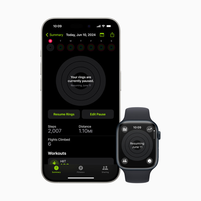 Um iPhone 15 Pro e um Apple Watch Series 9 com os círculos de Atividade de uma pessoa pausados.