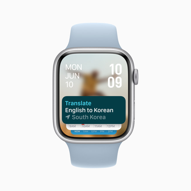 L’app Traduire sur une Apple Watch Series 9 invite une personne à démarrer une traduction de l’anglais vers le coréen.