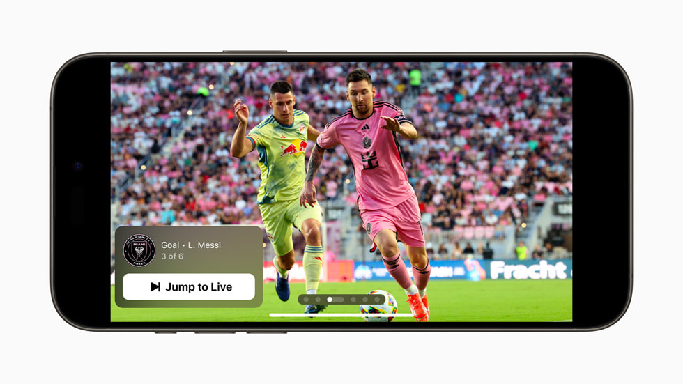 Pantalla de MLS Season Pass en un iPhone 15 Pro con dos jugadores de futbol durante un partido y la frase “Jump to Live.”