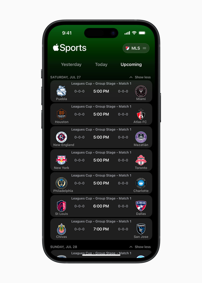 Pantalla de Apple Sports en un iPhone 15 Pro con una lista de los próximos partidos.