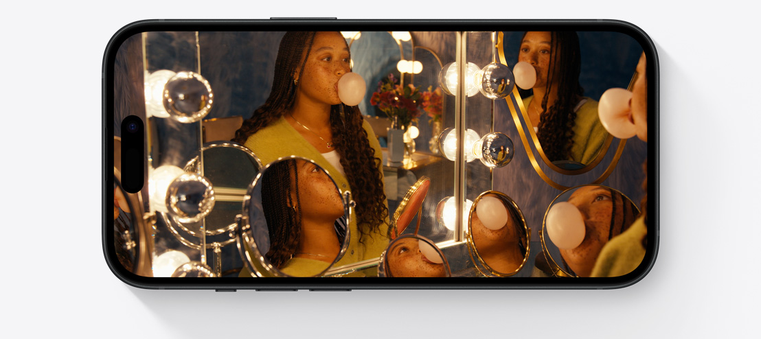  Un iPhone 15 orizontal afișează o scenă din producția hit de pe AppleTV , Masters of the Air.