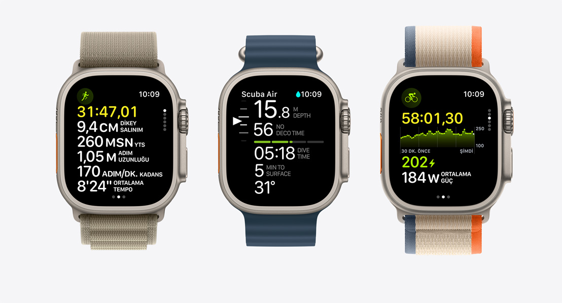 Üç adet Apple Watch Ultra 2. İlkinde koşu antrenmanı gösteriliyor. İkincide Oceanic  uygulamasının tüplü dalış ekranı gösteriliyor. Üçüncüde bisiklet antrenmanı gösteriliyor.