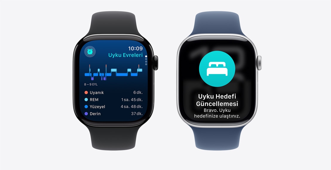 İki adet Apple Watch Series 9. İlkinde bir kişinin uyku hedefine ulaştığı gösteriliyor. İkincide de Uyku Evreleri verisi gösteriliyor.