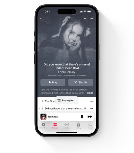 En iPhone som viser brukergrensesnittet for Apple Music med sanger av Lana Del Rey